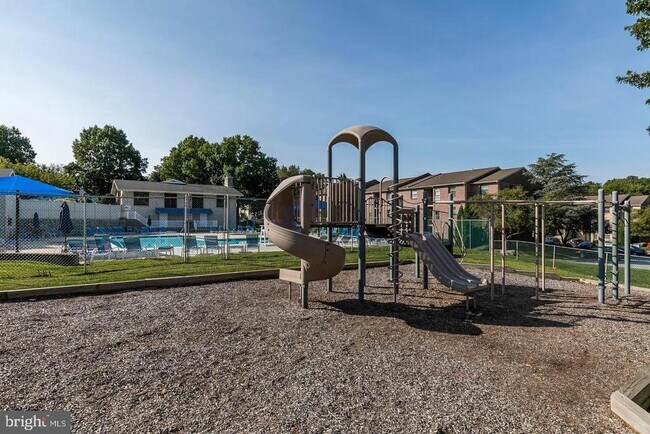 Building Photo - 910 Valley Dr