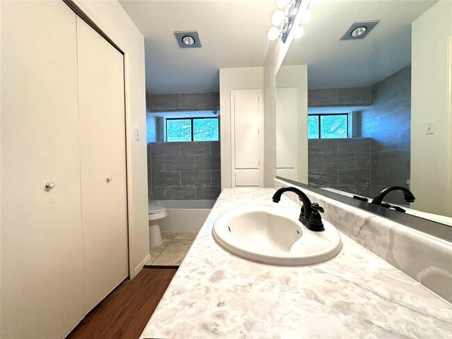 Building Photo - 12300 Emery Oaks Rd