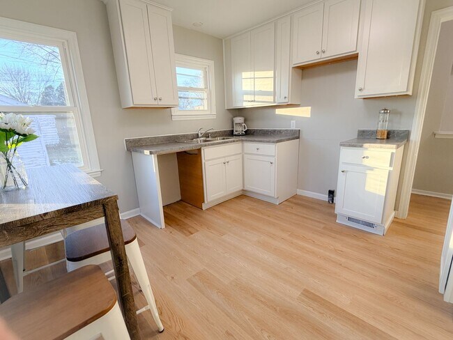 Building Photo - For rent or Sale - 3 bedroom 1 bath house - Updated throughout