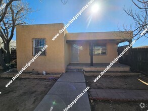 Building Photo - 2 bedroom,  1 bath close to CNM