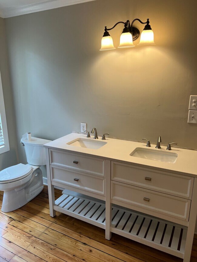 Building Photo - Historic Neighborhood - 3 BR / 1.5 BA