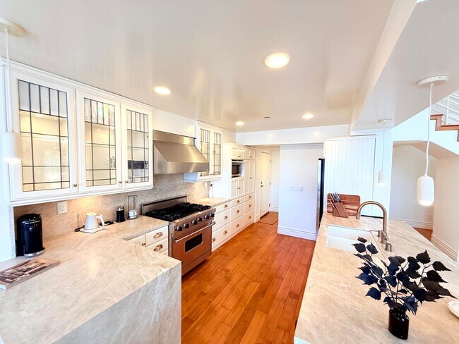 Building Photo - Sophisticated Bright & Spacious Furnished ...