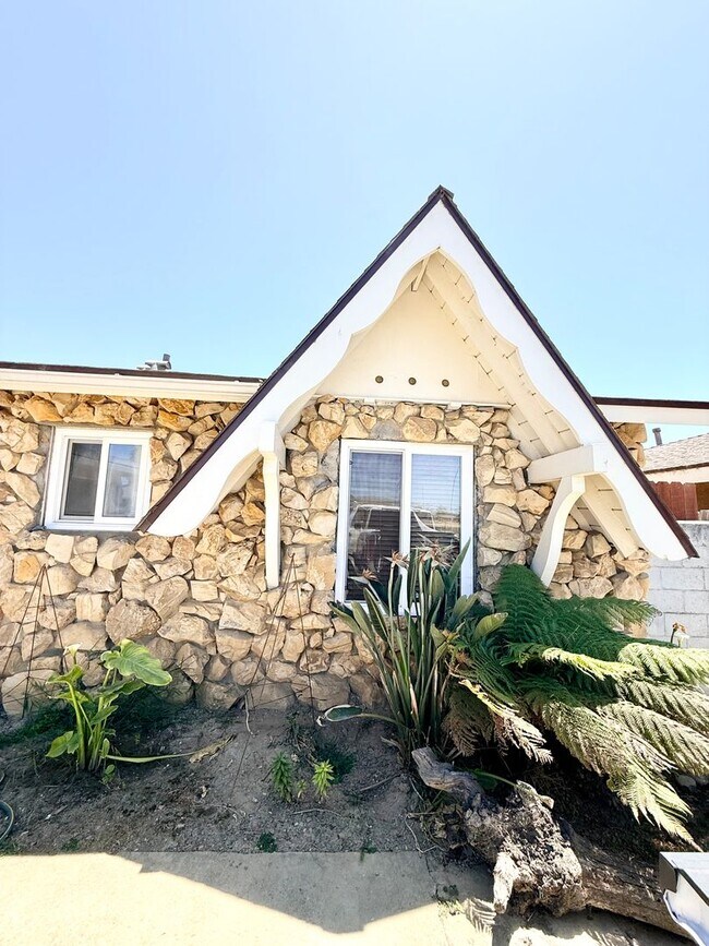 Building Photo - Luxury 1 Bedroom 1 Bathroom Available Now!