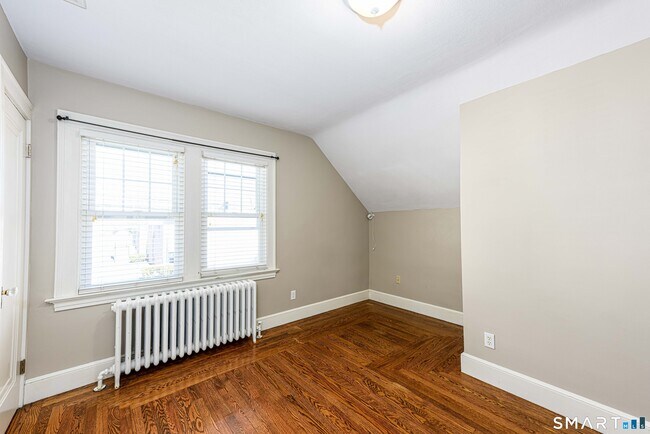 Building Photo - 186 School St