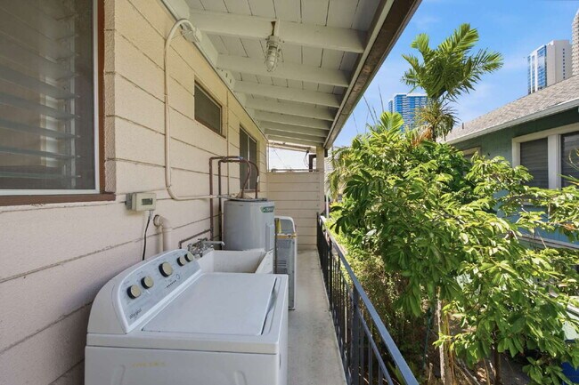 Building Photo - Charming 2-Bedroom Apartment in Prime Ala Moana Location – Parking & In-Unit Washer/Dryer!