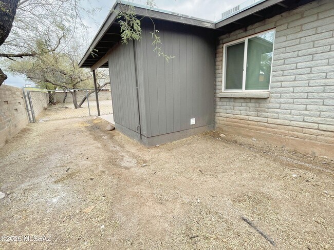 Building Photo - 1404 W Fresno St