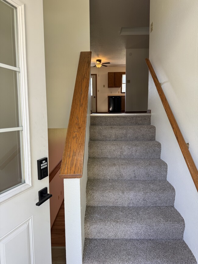 Building Photo - 1012 Castlewood Dr