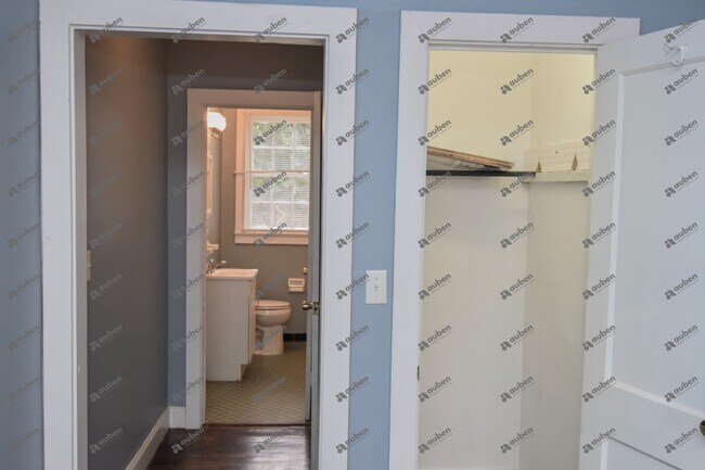 Building Photo - $900- Beautifully Updated 1-Bedroom, 1-Bathroom Duplex Unit