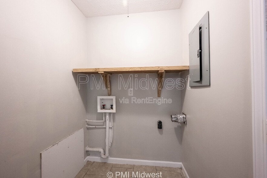Building Photo - 5925 Sunwood Dr