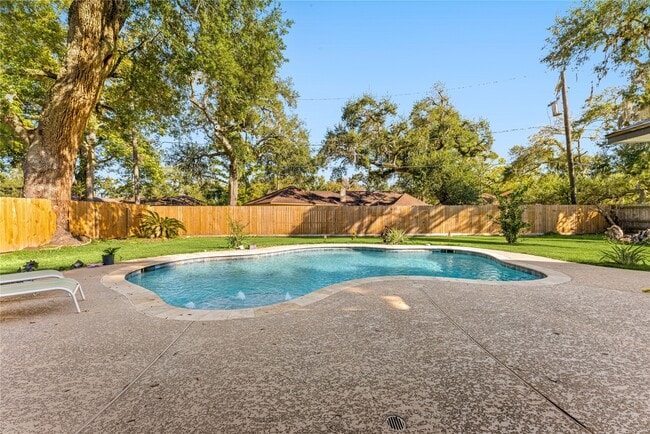 Building Photo - 303 Narcissus St