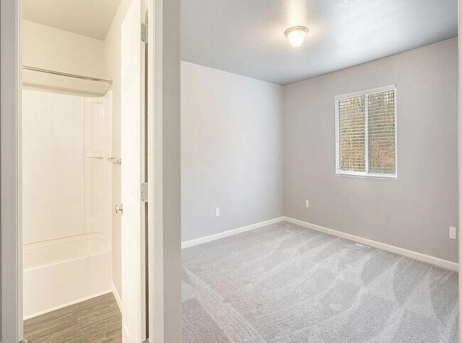 Building Photo - Beautiful family home in Fowlerville