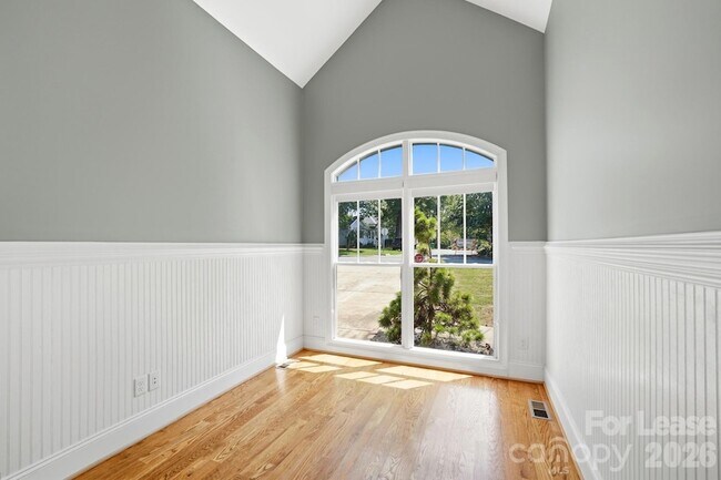 Building Photo - 520 Iverson Way