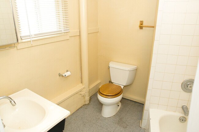 Building Photo - 865-869 Clifford