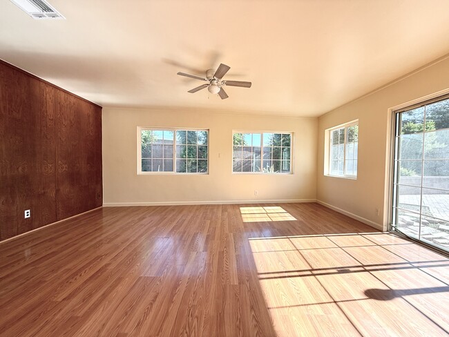 Building Photo - 13949 Oval Dr