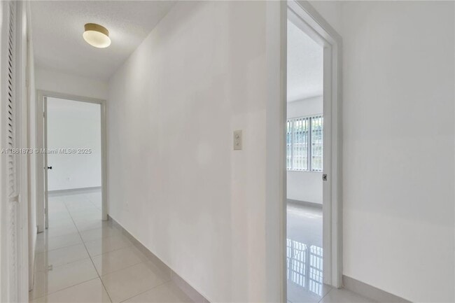 Building Photo - 4585 SW 87th Ave