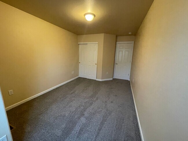 Building Photo - BEAUTIFUL TOWNHOME LOCATED IN REDMOND!