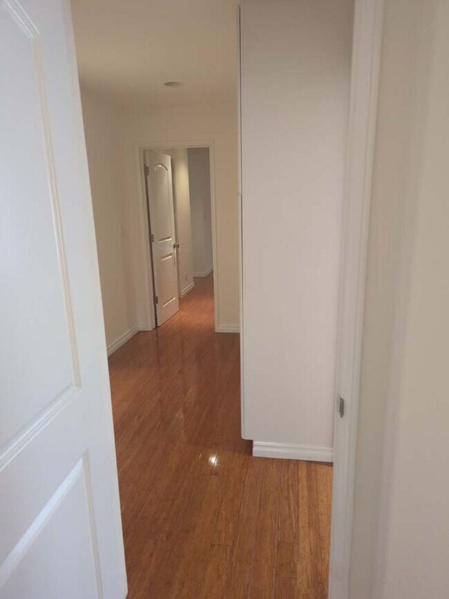 Building Photo - Gorgeous 3 bed 2.5 bath home with stunning Ocean Views and lots of natural light, in the highly s...