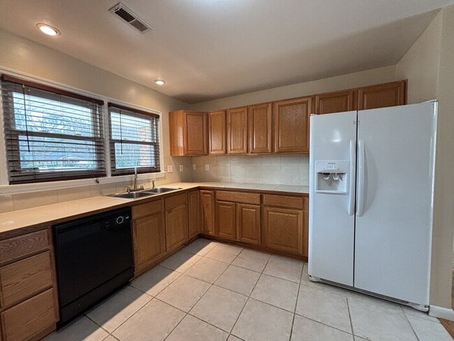 Building Photo - 115 Aylesbury Rd