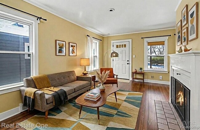 Building Photo - 1105 E Fifth St