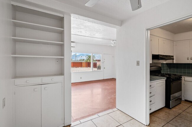 Building Photo - 2230 E Spring St