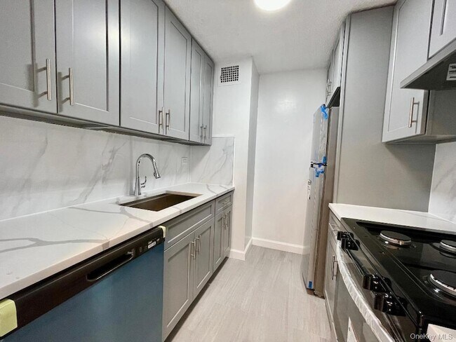 Building Photo - 15038 Union Tpke