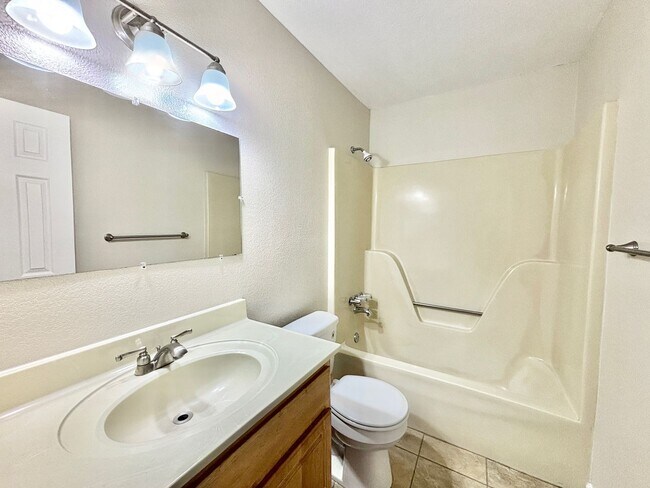 Building Photo - Spacious 3-Bedroom Home