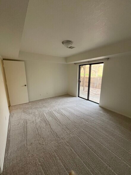 Building Photo - 9107 S Urbana Ave