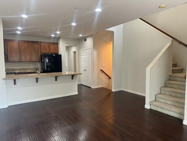 Building Photo - ONE MONTH FREE RENT! Beautiful 4 bedroom, ...