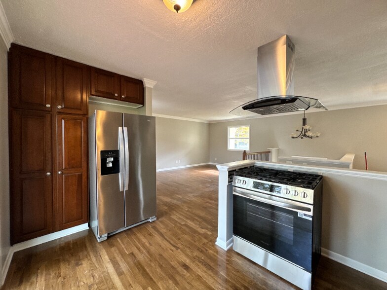 Building Photo - 154 W Good Ave