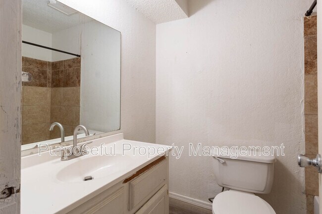 Building Photo - 109 SE 42nd St