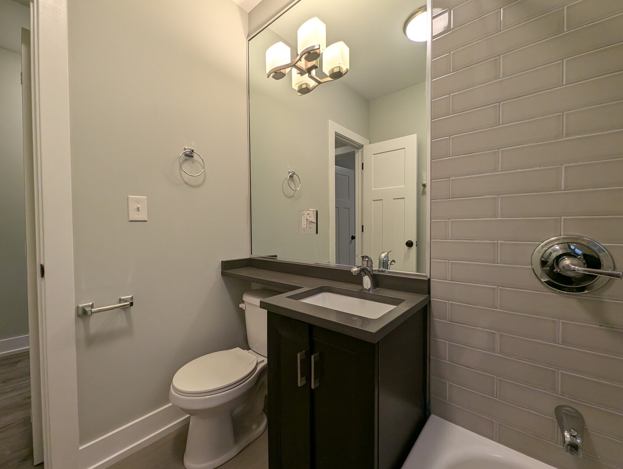 Building Photo - 711 W Brompton Ave