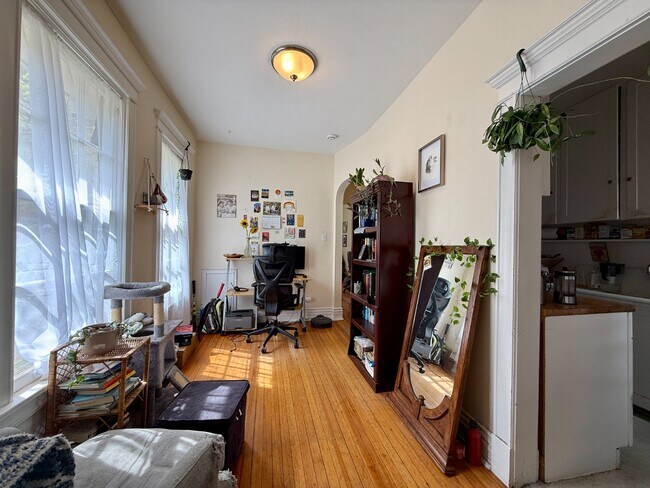 Building Photo - 1 bedroom apartment with private balcony!