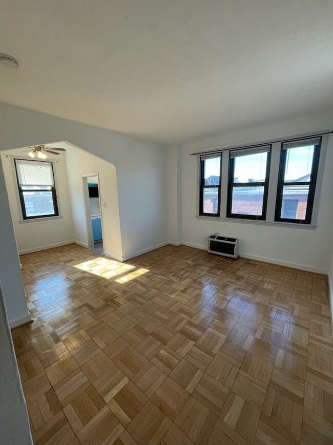 Building Photo - Updated Corner Unit at the Swarthmore in F...