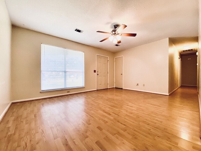 Building Photo - AVAILABLE OCTOBER 2025  [PET FRIENDLY]