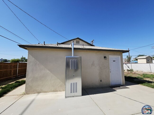 Building Photo - 809 Rose Ave