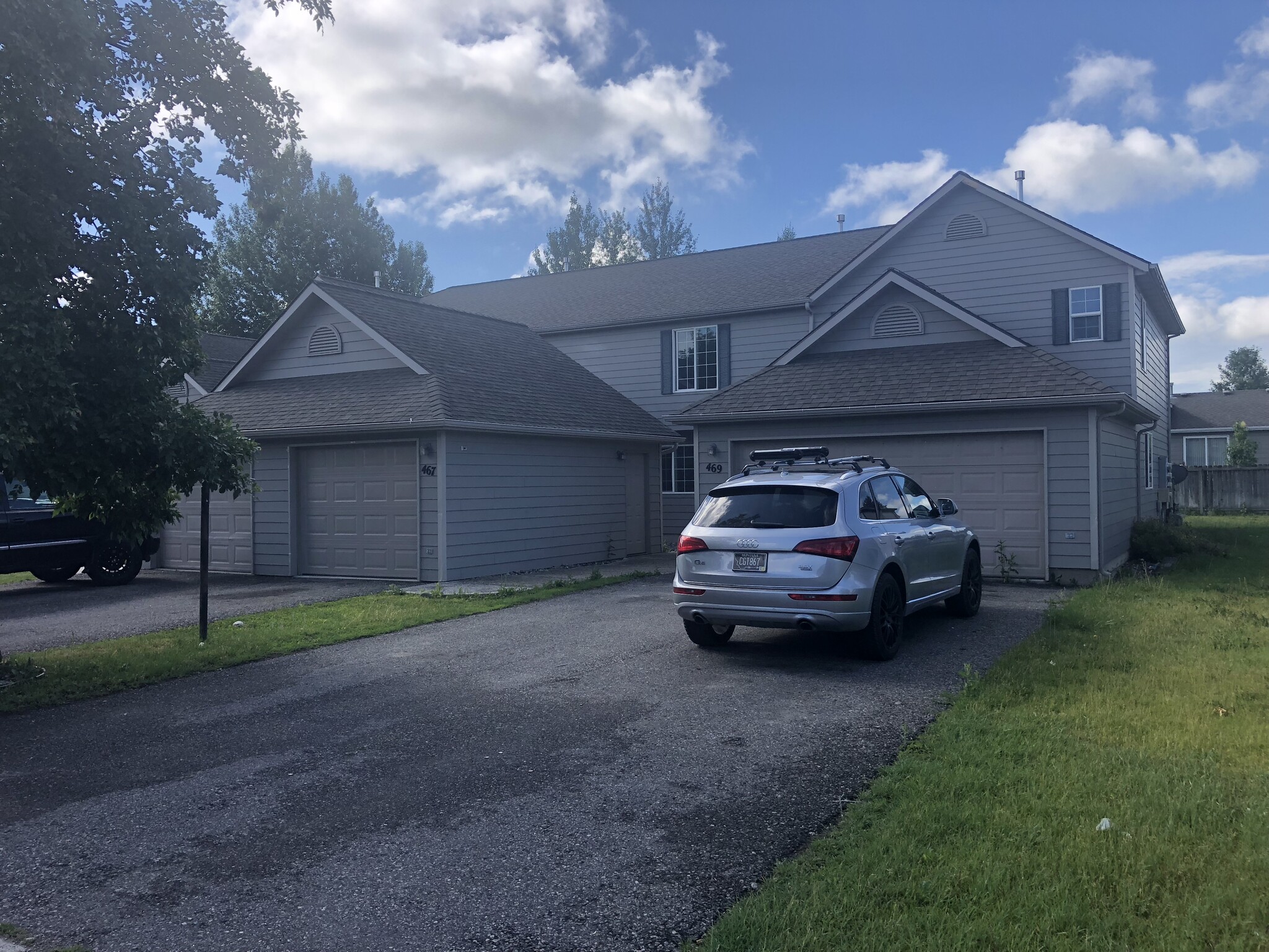 END UNIT WITH DOUBLE GARAGE - 468 W Shore Dr