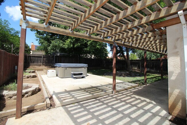 Building Photo - Cute NE Fresno Home near SHopping, Schools and Resturants