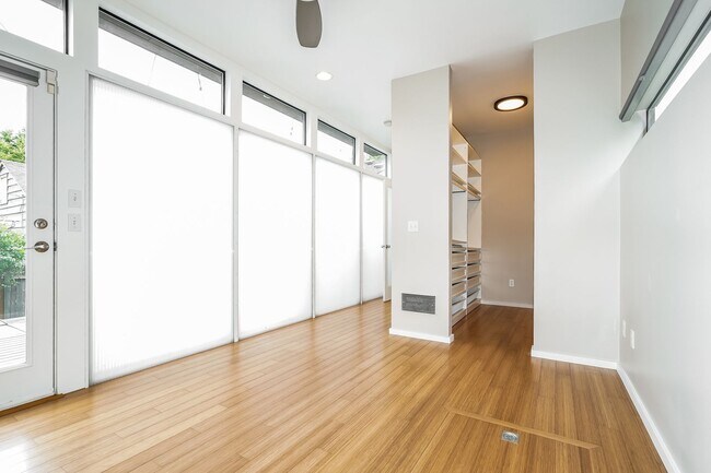 Building Photo - Inviting 3bed Seattle Home with Garage, Yard, and Parking!