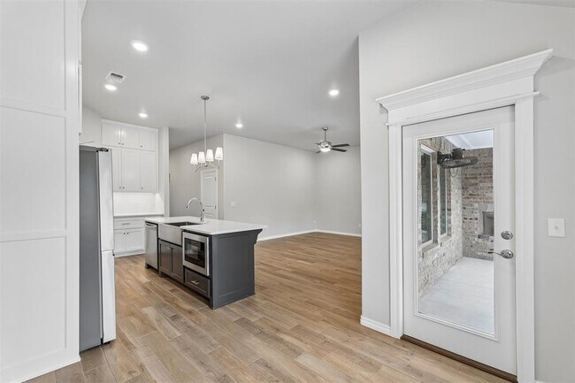 Building Photo - 16129 Villa Valeria Way