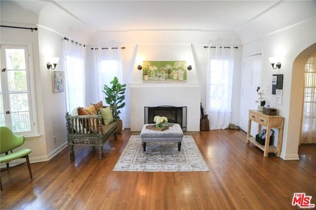 Building Photo - 601 Sweetzer Ave