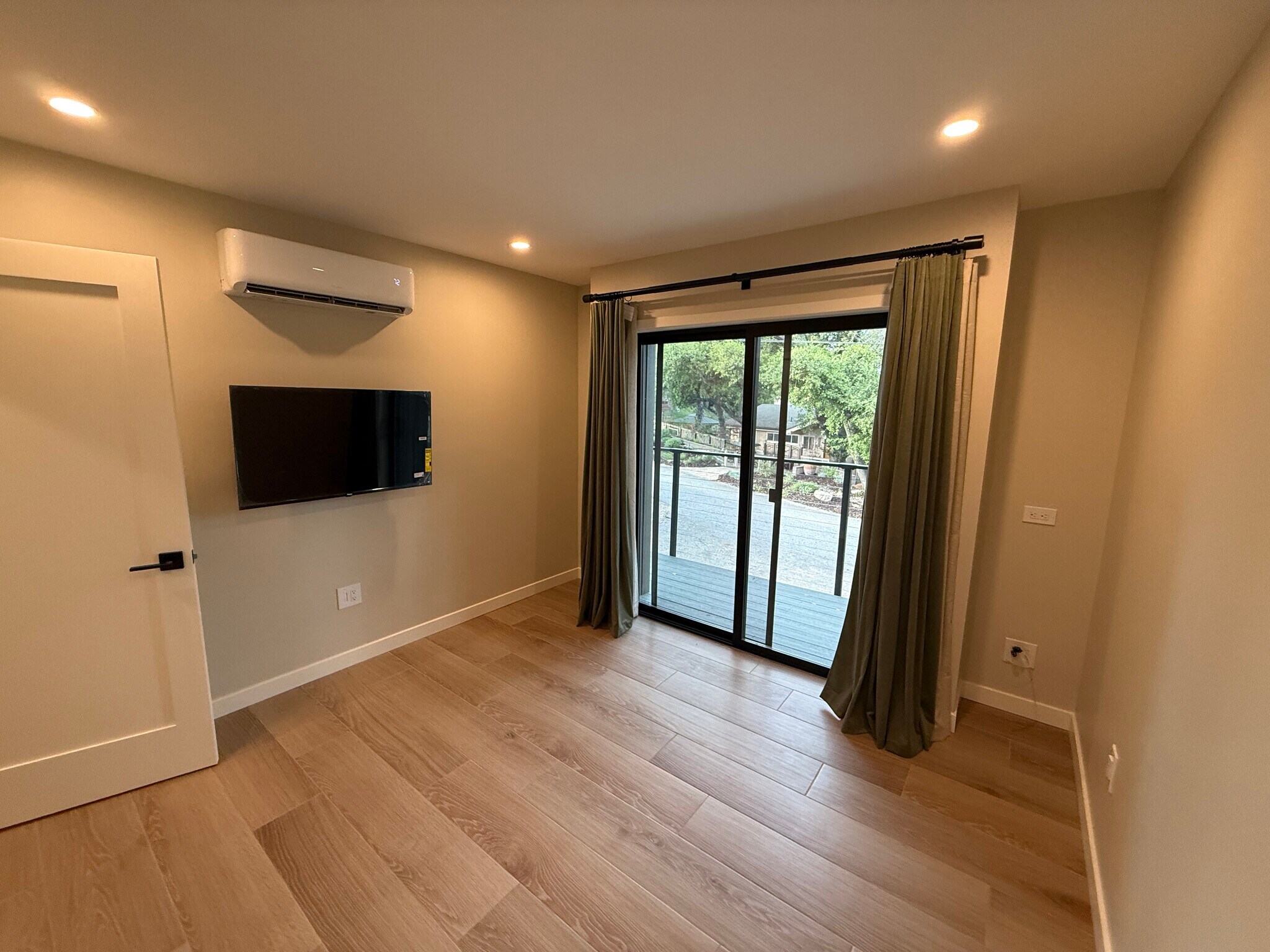 Building Photo - 5780 Violeta Ave