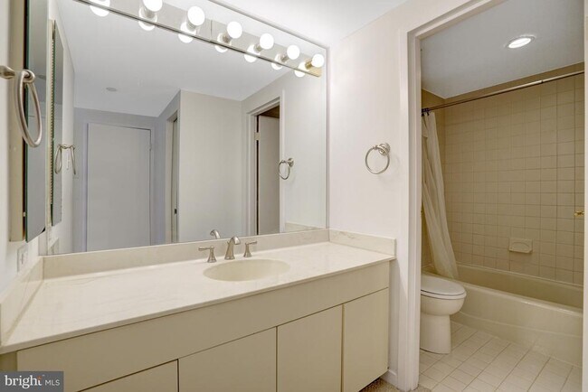 Building Photo - 1530 Key Blvd