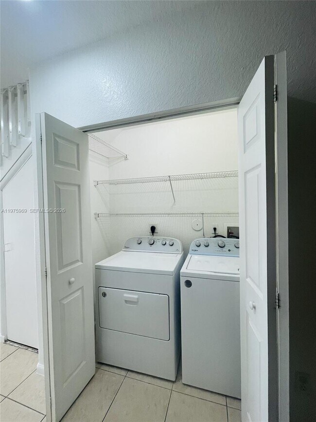 Building Photo - 8344 SW 27th St