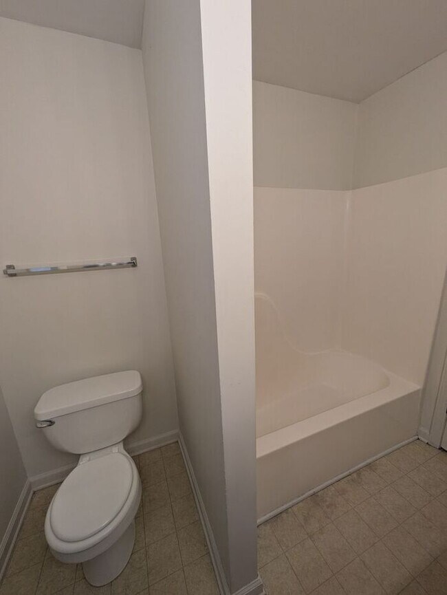Building Photo - 2BD/1.5BA Townhome in Strawberry Patch Complex of Hickory