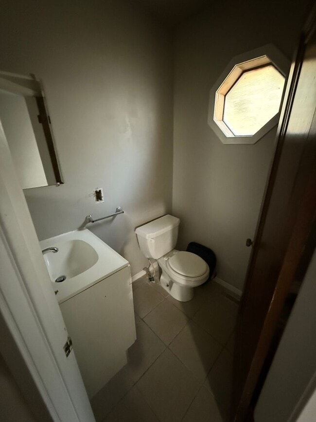 Building Photo - 3 bedroom 1.5 bath