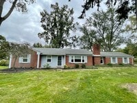 Building Photo - GORGEOUS AND SPACIOUS, 3 BED/2BATH RANCH H...
