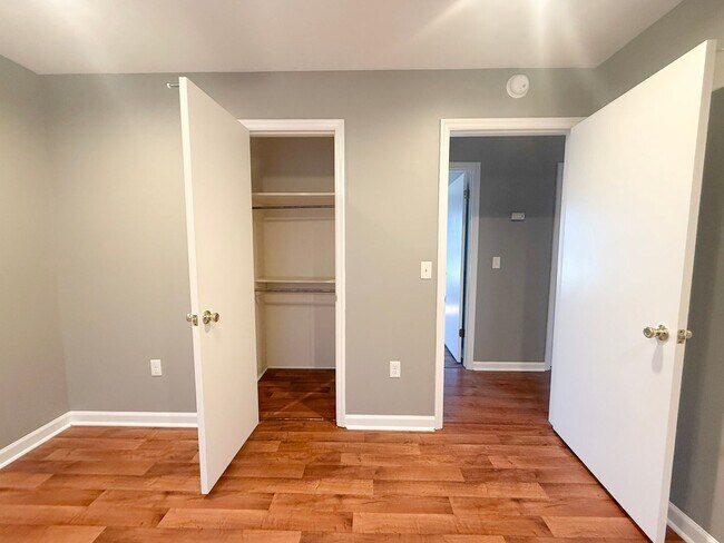 Building Photo - Pet-Friendly 3-Bedroom Home with Fenced Yard, Sun Room & Utilities Included