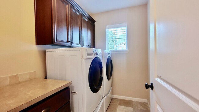 Building Photo - Beautiful Cedar Mills Home With An Easy Co...