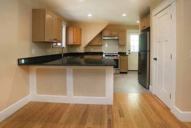 Building Photo - 12 Warren Ave