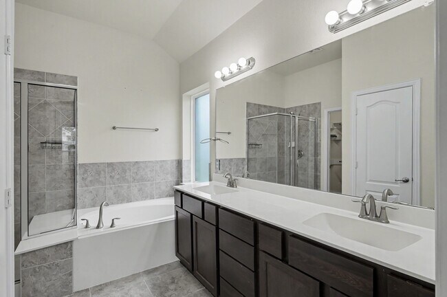 Building Photo - 21327 Somerset Shores Crossing
